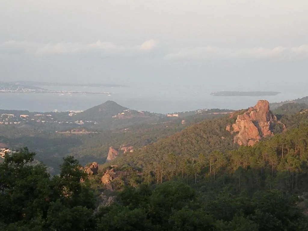 Séjour chez l'habitant Appartement Chambre Tout Confort Piscine Xxl Sauna Parking à Saint-Jean-de-l'Esterel